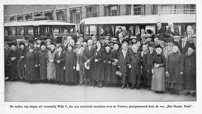 99380 Afbeelding van enkele bejaarden uit Wijk C voor de autobussen waarmee ze een tochtje over de Veluwe zullen maken, ...